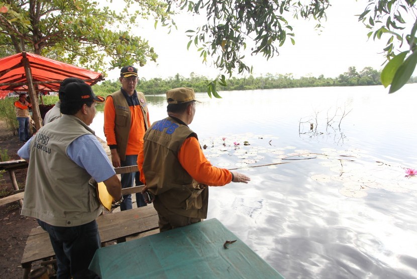 Kepala Badan Nasional Penanggulangan Bencana (BNPB) Doni Monardo (kedua kanan) meninjau kondisi Danau Dendam Tak Sudah di Bengkulu, Senin (29/4/2019). 