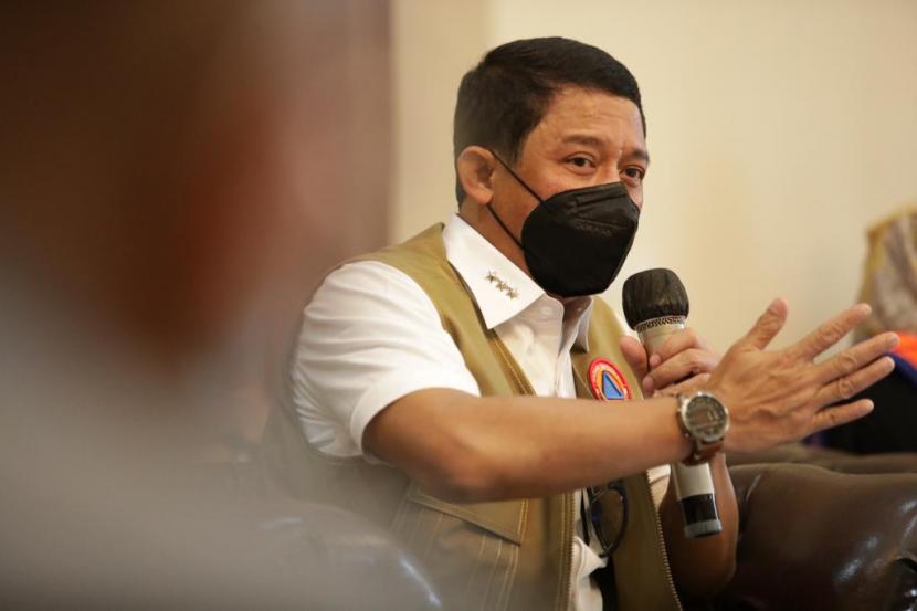 Kepala Badan Nasional Penanggulangan Bencana (BNPB) Letjen TNI Suharyanto membagikan masker kepada masyarakat pada Sabtu (12/2/2022). (ilustrasi).