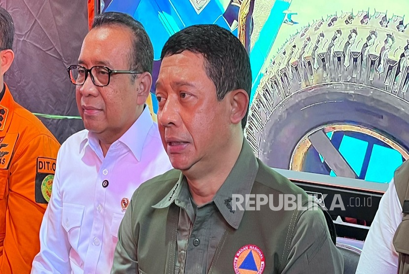 Kepala Badan Nasional Penanggulangan Bencana (BNPB) Letjen TNI Suharyanto, dan Menko PMK, Pratikno dalam konferensi pers di Sidoarjo terkait evakuasi dengan menggunakan alat berat, Kamis (2/10/2025).