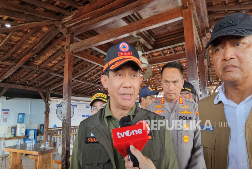 Kepala Badan Nasional Penanggulangan Bencana (BNPB) Letjen TNI Suharyanto memberikan keterangan kepada awak media seusai melakukan peninjauan penanganan banjir di Kota Semarang, Jawa Tengah, Senin (3/11/2025).