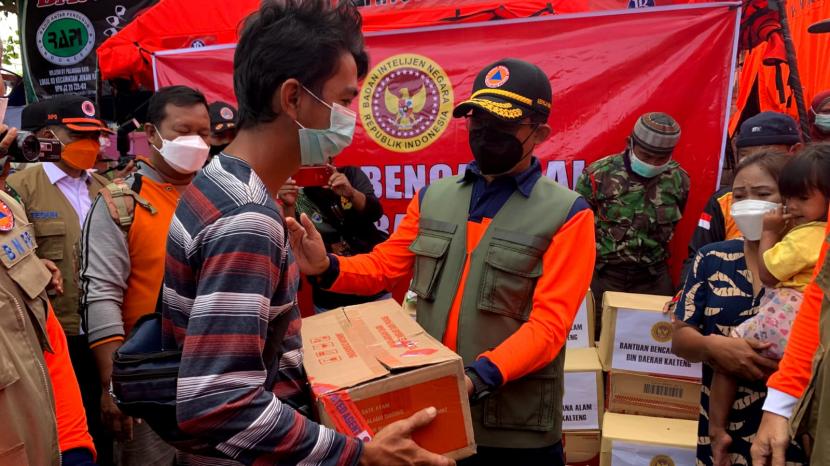 Kepala Badan Nasional Penanggulangan Bencana (BNPB), Mayjen Suharyanto mengunjungi korban banjir di Kota Palangka Raya dan Kabupaten Pulang Pisau, Provinsi Kalimantan Tengah, Ahad (21/11).