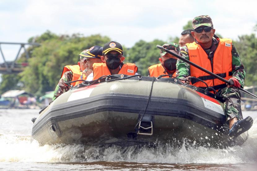 Badan Nasional Penanggulangan Bencana (BNPB) mengingatkan masyarakat untuk mewaspadai bencana banjir yang diprediksi terjadi menjelang natal dan tahun baru 2022. (Kepala BNPB Letjen Suharyanto, kiri depan)