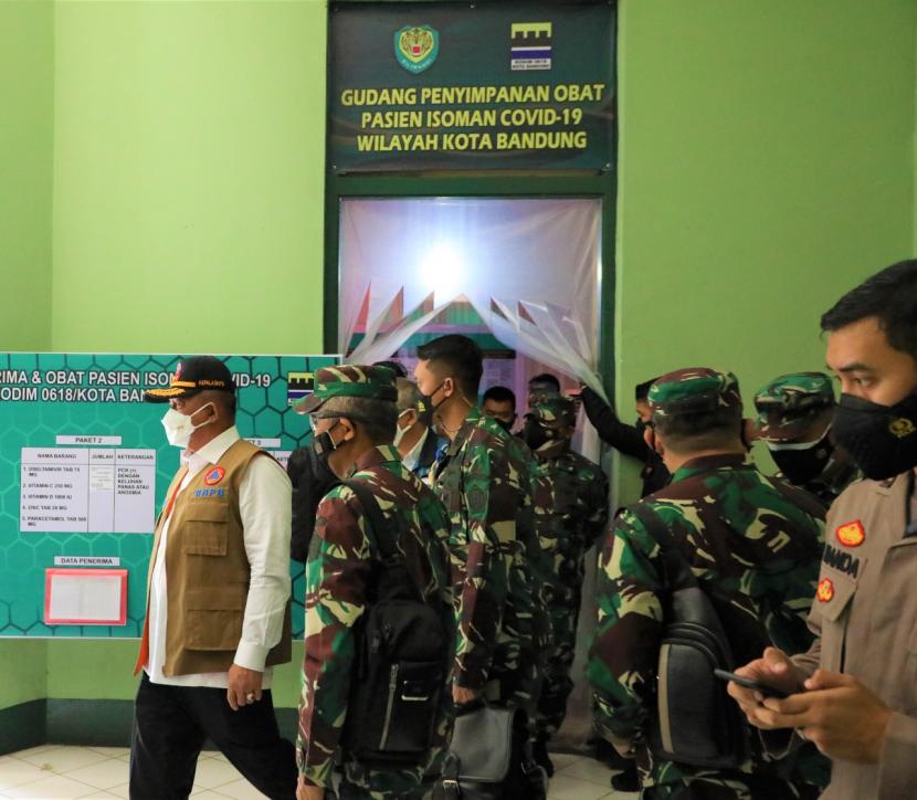 Kepala Badan Nasional Penanggulangan Bencana (BNPB) sekaligus Ketua Satuan Tugas (Satgas) Penanganan Covid-19 Letjen TNI Ganip Warsito (baju putih rompi) saat selesai melakukan peninjauan gudang penyimpanan obat di Komando Distrik Militer (Kodim) 0618, Kota Bandung, pada Jumat (16/7).