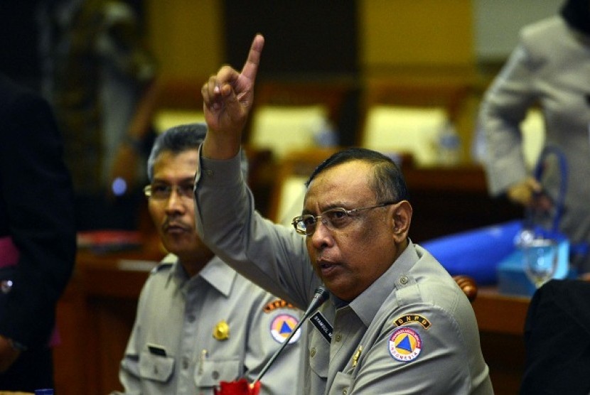 Kepala Badan Nasional Penanggulangan Bencana (BNPB) Syamsul Maarif brbicara saat menghadiri rapat kerja denagan Komisi VIII di Kompleks Parlemen Senayan, Jakarta, Selasa (26/3).