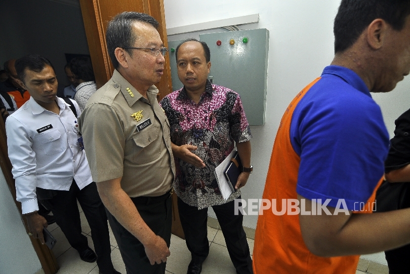 Kepala Badan Nasional Penanggulangan Bencana (BNPB) Willem Rampangilei berjalan keluar ruangan seusai rapat koordinasi di Ruang Rapat Disops Lanud Hali Perdanakusuma, Jakarta, Selasa (19/9). 