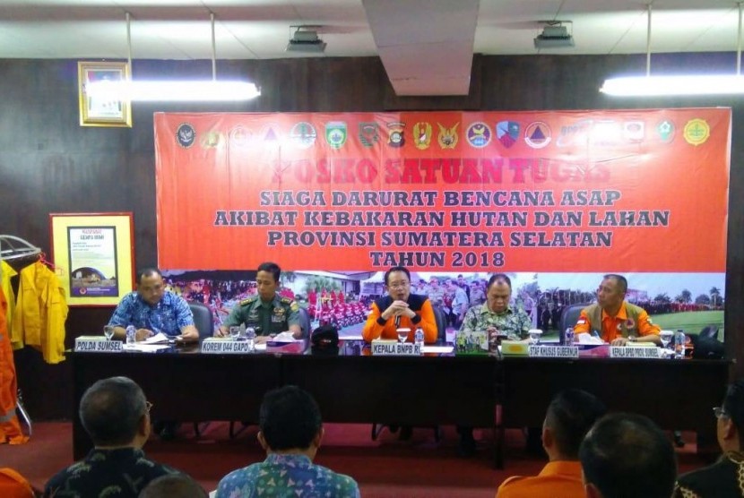 Kepala Badan Nasional Penanggulangan Bencana (BNPB) Willem Rampangilei melakukan kunjungan kerja Sumatera Selatan (Sumsel) dan melakukan patroli udara dan mengadakan rapat dengan Satgas Karhutla Sumsel di kantor Badan Penanggulangan Bencana Daerah (BPBD) Sumsel.