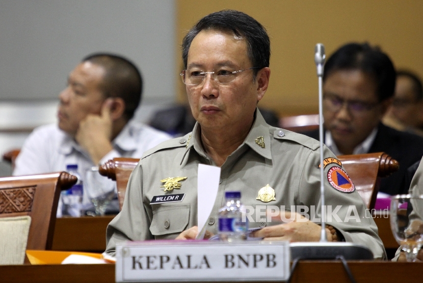 Kepala Badan Nasional Penanggulangan Bencana (BNPB) Willem Rampangilei mengikuti rapat kerja dengan Komisi VIII DPR di Komplek Parlemen Senayan, Jakarta, Rabu (20/7). 