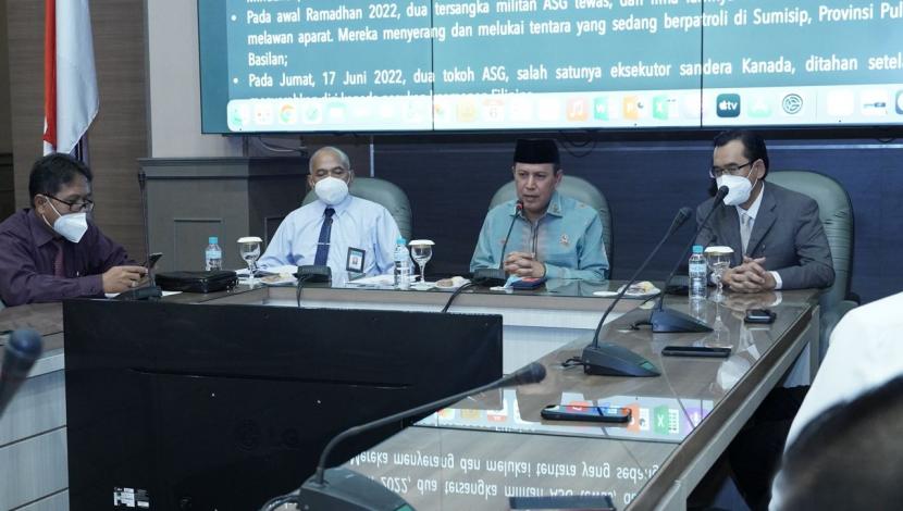 Kepala Badan Nasional Penanggulangan Terorisme (BNPT) Komjen Pol Boy Rafli Amar berdiskusi pada acara Focus Group Discussion (FGD) dengan jajaran pimpinan Perguruan Tinggi di Universitas Brawijaya (Unbiraw) dan Universitas Muhammadiyah Malang (UMM), Rabu (6/7/2022).