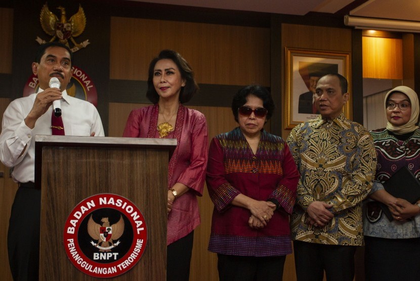 Kepala Badan Nasional Penanggulangan Terorisme (BNPT) Komjen Pol Suhardi Alius (kiri) bersama Panitia Seleksi Calon Pimpinan KPK 2019-2023 Yenti Garnasih (kedua kiri), Harkristuti Harkrisnowo (tengah), Indriyanto Seno Adji (kedua kanan) dan Diani Sadia Wati (kanan) menyampaikan keterangan pers seusai melakukan pertemuan di Kantor BNPT, Jakarta, Senin (1/7/2019).