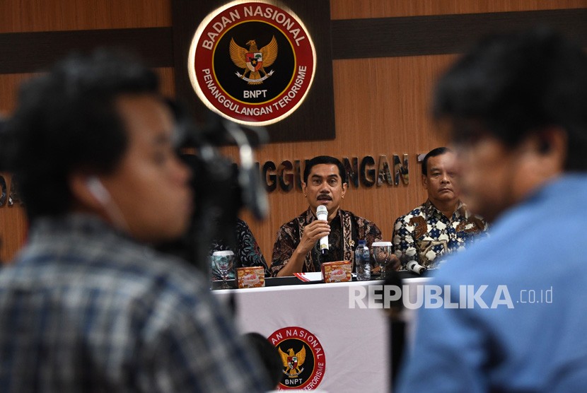 Kepala Badan Nasional Penanggulangan Terorisme (BNPT) Komjen Pol Suhardi Alius (tengah) memberikan keterangan pers terkait wacana pemulangan WNI eks ISIS di Jakarta, Jumat (7/2/2020).