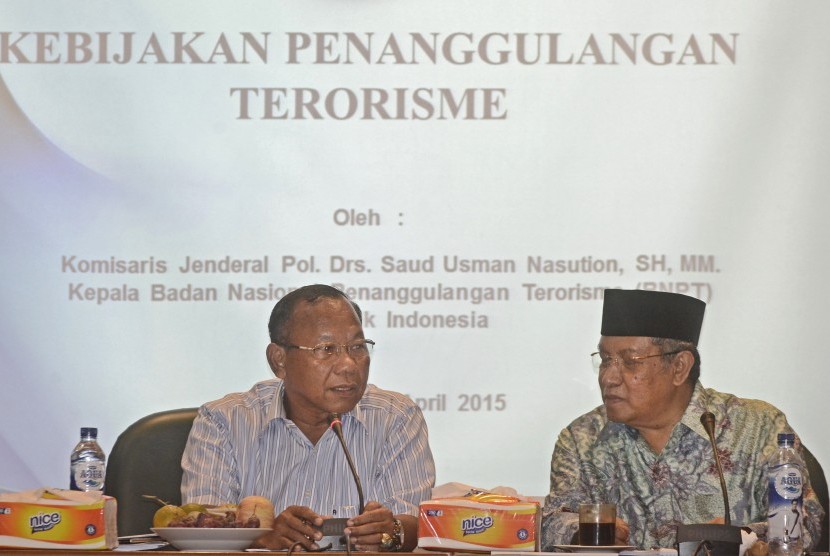 Kepala Badan Nasional Penanggulangan Terorisme (BNPT) Saud Usman Nasution (kiri) bersama Ketum PBNU Said Aqil Siroj menjadi pembicara dalam diskusi Respon NU terhadap Situs Radikal di gedung PBNU, Jakarta Pusat, Jumat (10/4). 