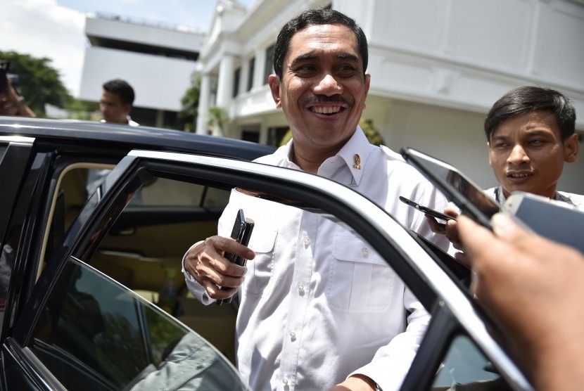 Kepala Badan Nasional Penanggulangan Terorisme (BNPT) Suhardi Alius meninggalkan Kompleks Istana Kepresidenan usai bertemu dengan Presiden Joko Widodo di Jakarta, Senin (10/4).