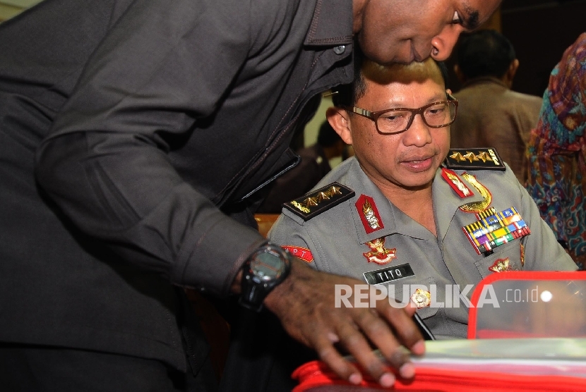 Kepala Badan Nasional Penangulangan Teroris (BNPT) Tito Karnavian saat akan menjalani Uji Kepatutan dan Kelayakan Kapolri dengan Komisi III di Kompleks Parlemen Senayan, Jakarta, Kamis (23/6)