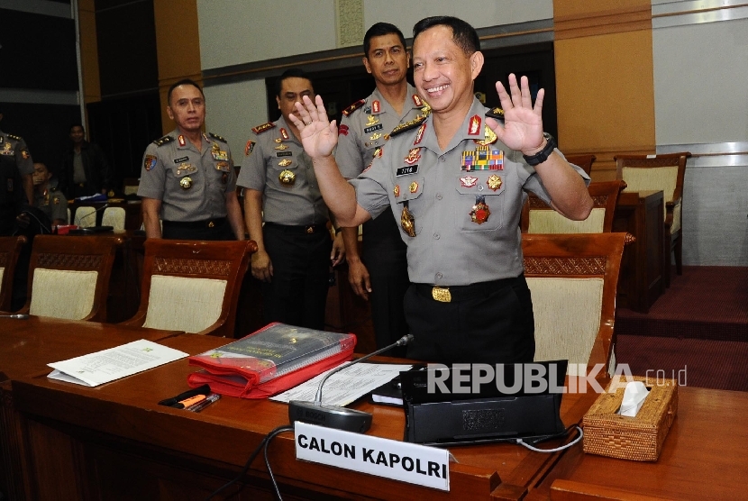 Kepala Badan Nasional Penangulangan Teroris (BNPT) Tito Karnavian saat akan menjalani Uji Kepatutan dan Kelayakan Kapolri dengan Komisi III di Kompleks Parlemen Senayan, Jakarta, Kamis (23/6)