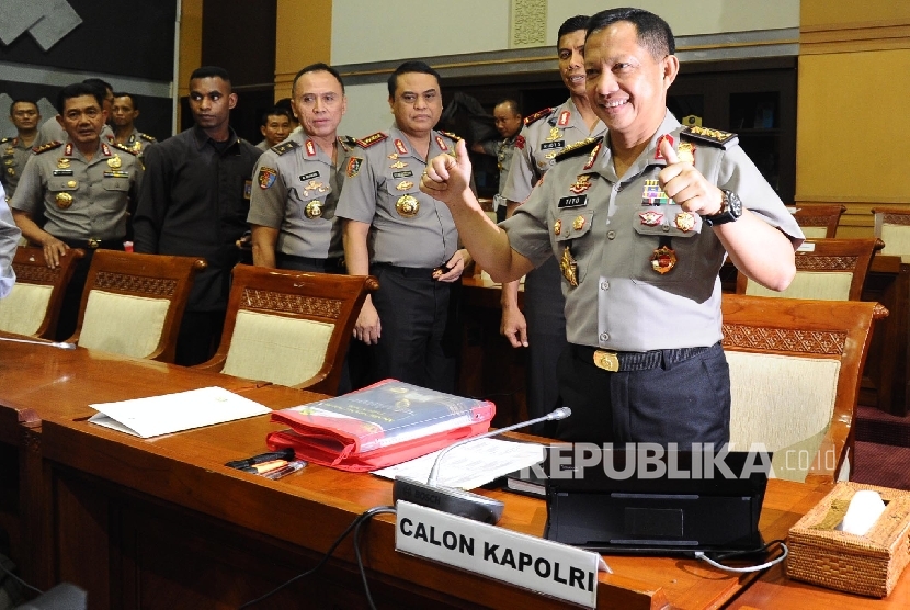 Kepala Badan Nasional Penangulangan Teroris (BNPT) Tito Karnavian saat akan menjalani Uji Kepatutan dan Kelayakan Kapolri dengan Komisi III di Kompleks Parlemen Senayan, Jakarta, Kamis (23/6)