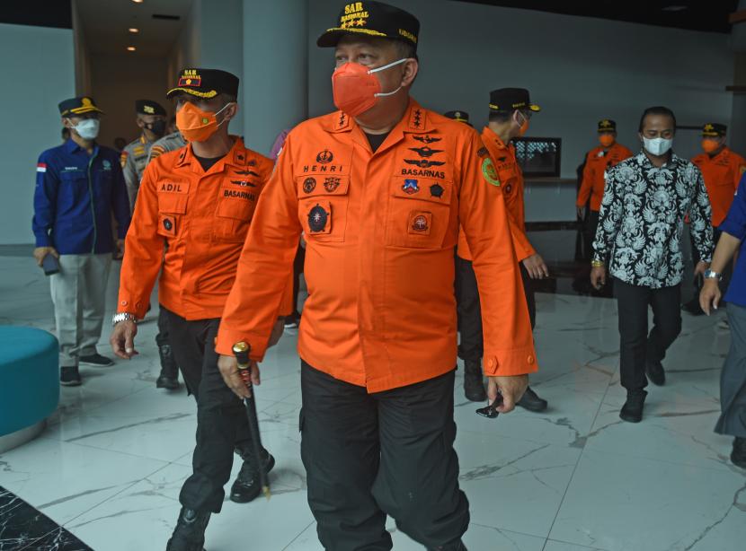 Kepala Badan Nasional Pencarian dan Pertolongan (Basarnas) Marsekal Madya TNI Henri Alfiandi (depan). KPK sebut Kepala Basarnas menerima suap sebesar Rp 88,3 miliar dari berbagai proyek.