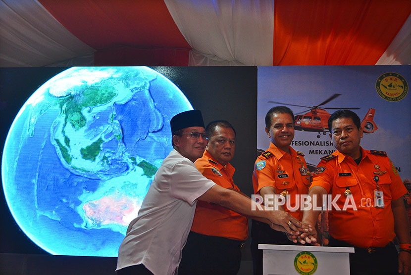 Kepala Badan Nasional Pencarian dan Pertolongan (BNPP) Marsekal Madya TNI M. Syaugi (kedua kanan)