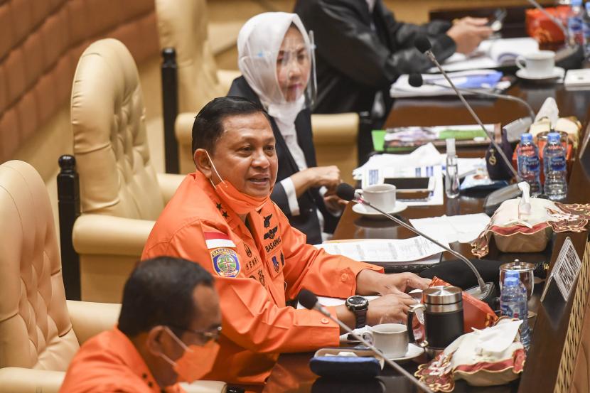 Kepala Badan Nasional Pencarian dan Pertolongan (BNPP)/Basarnas Marsekal Madya TNI Henri Alfiandi (kiri)
