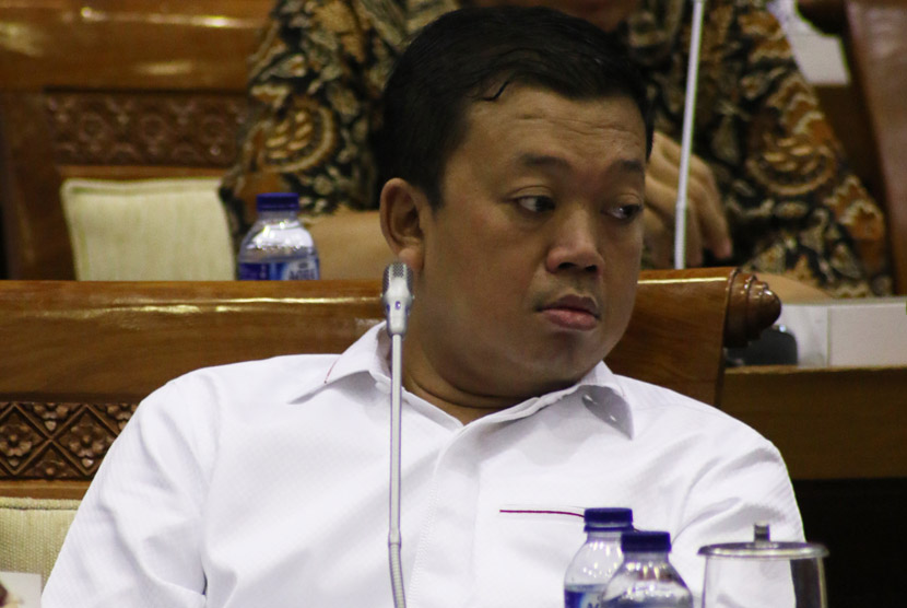 Kepala Badan Nasional Penempatan dan Perlindungan Tenaga Kerja Indonesia (BNP2TKI) Nusron Wahid mengikuti rapat dengar pendapat dengan Komisi IX di Kompleks Parlemen Senayan, Jakarta, Kamis (9/2). 