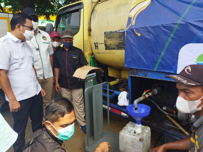Kepala Badan Pangan Nasional Arief Prasetyo Adi meninjau distribusi minyak goreng di Pasar Kramat Jati, Jakarta, Rabu (16/3).
