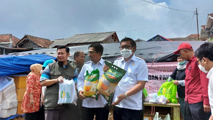 Kepala Badan Pangan Nasional (NFA) Arief Prasetyo Adi menyalurkan bantuan pangan sekaligus meninjau pendirian dapur umum di Desa Cibeureum, Kecamatan Cugenang, Kabupaten Cianjur, Jawa Barat, Selasa (6/12/2022). 