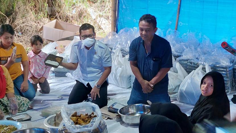 Kepala Badan Pangan Nasional (NFA), Arief Prasetyo Adi, menyalurkan bantuan pangan sekaligus meninjau pendirian dapur umum di Desa Cibeureum, Kecamatan Cugenang, Kabupaten Cianjur, Jawa Barat, Selasa (6/12/2022). 