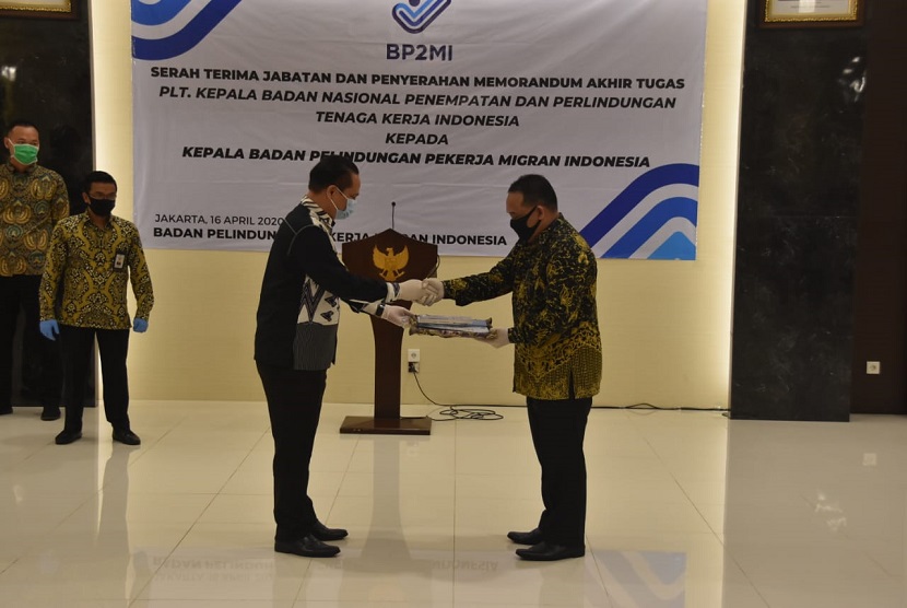 Kepala Badan Pelindungan Pekerja Migran Indonesia (BP2MI), Benny Rhamdani melakukan serah terima jabatan sebagai Kepala BP2MI dari Plt. Kepala BP2MI, Tatang Budie Utama Razak, di Jakarta, Kamis.