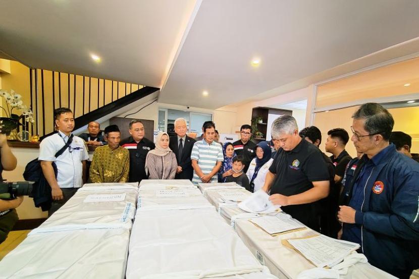 Kepala Badan Pelindungan Pekerja Migran Indonesia (BP2MI) Benny Rhamdani menerima ketiga jenazah ABK korban Kapal Tenggelam di Korea Selatan.