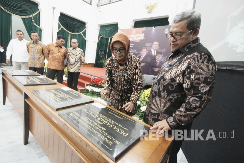 Kepala Badan Pembinaan Hukum Nasional Kementerian Hukum dan HAM Enny Nurbaningsih mewakili Menteri Hukum dan HAM didampingi Gubernur Jabar Ahmad Heryawan menandatangani prasasti Desa Sadar Hukum usai memberikan penghargaan Anugerah Anubhawa Sasana kepada desa, kecamatan, kota dan kabupeten, di Gedung Sate, Kota Bandung, Rabu (4/10)