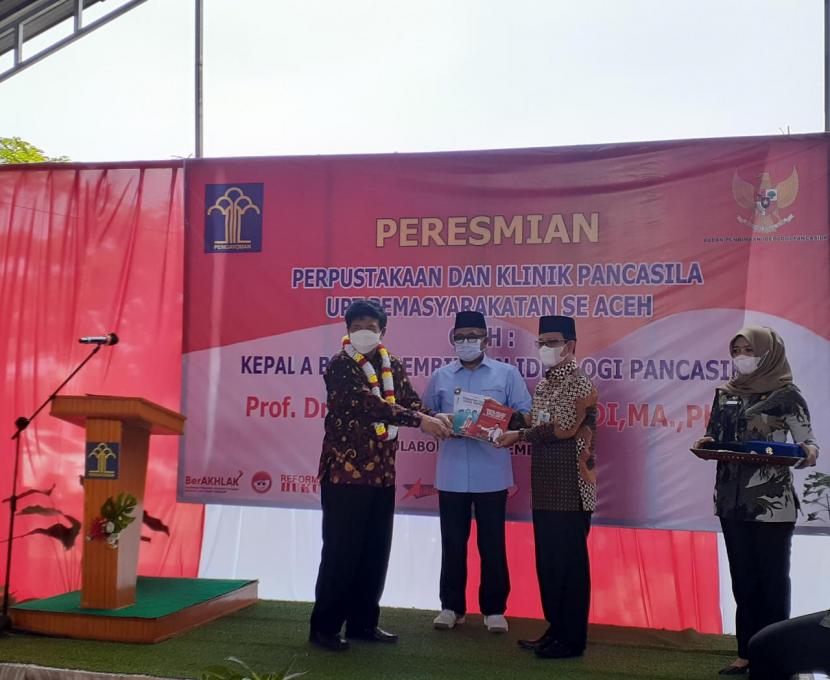 Kepala Badan Pembinaan Ideologi Pancasila (BPIP) Prof KH Yudian Wahyudi meresmikan Perpustakaan dan Klinik Pancasila Unit Pelaksana Teknis (UPT) Pemasyarakatan Kemenkumham se-Aceh, Ahad (14/11), terpusat di Lapas Kelas IIB Meulaboh, Aceh Barat.