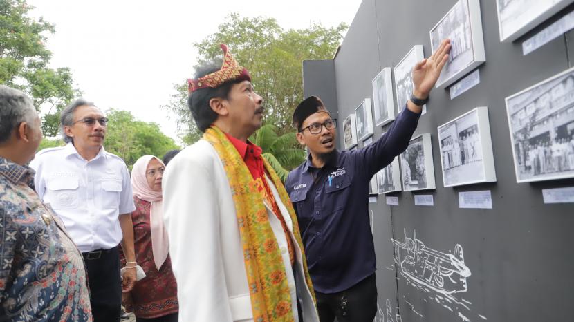 Kepala Badan Pembinaan Ideologi Pancasila (BPIP) Yudian Wahyudi saat membuka pameran foto sejarah di Museum Timah Indonesia Muntok, Bangka Barat, Bangka Belitung, Selasa (26/7/2022).