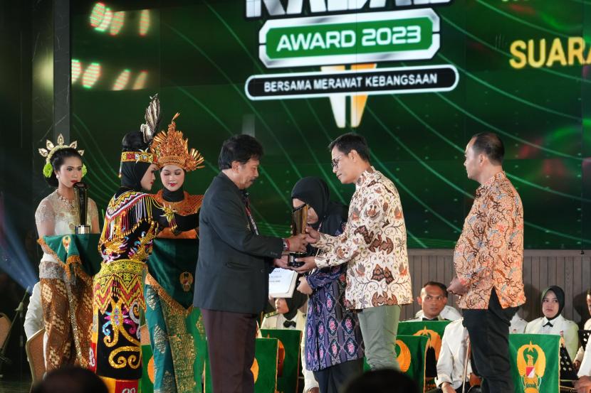 Kepala Badan Pembinaan Ideologi Pancasila, Prof Yudian Wahyudi, membantu menyerahkan penghargaan kepada para pemenang Kasad Awards 2023 kategori Keberagaman dan Toleransi.