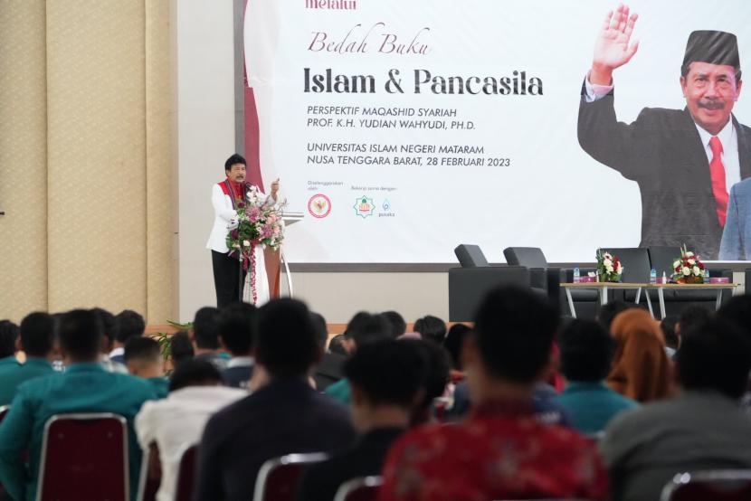 Kepala Badan Pembinaan Pembinaan Ideologi Pancasila (BPIP), Prof Yudian Wahyudi, membangkitkan semangat kecintaan dan syukur akan Tanah Air kepada ratusan peserta “Bedah Buku: Islam dan Pancasila Perspektif Maqashid Syariah Prof. Drs. K.H. Yudian Wahyudi, M.A., Ph.D” di Universitas Islam Negeri (UIN) Mataram, Selasa (28/2/2023). 