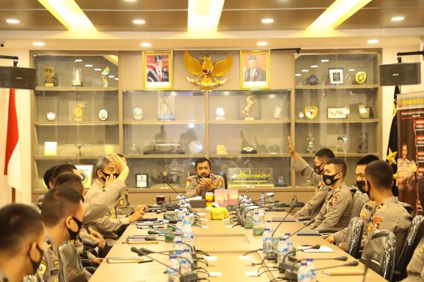 Kepala Badan Pemelihara Keamanan (Kabaharkam) Polri Komjen Pol Agus Andrianto (tengah) memberikan pengaharan kepada Perwira Remaja (Paja) lulusan Akpol 2020 Batalyon Adnyana Yuddhaga, di Ruang Rapat Baharkam Polri, Kompleks Mabes Polri, Jakarta, Selasa (4/8).