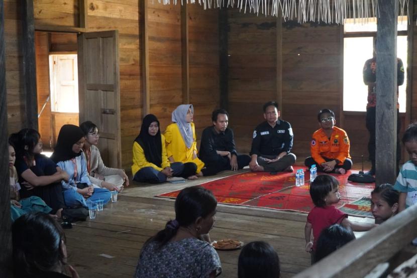 Kepala Badan Penanggulangan Bencana Raden Suria Fadliansyah memimpin rapat evaluasi pencegahan dan peanganan karhutla, di Posko Induk Jl A Yani Km 30 Landasan Ulin Banjarbaru,  Jumat (6/9/2024) sore.