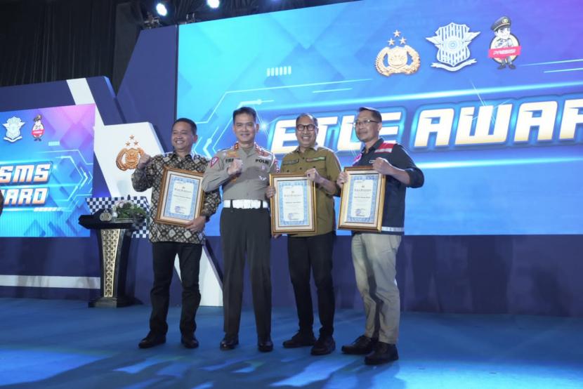 Kepala Badan Pendapatan (Bapenda) Jabar, Dedi Taufik menerima piagam penghargaan ETLE Award mewakili Gubernur Jawa Barat, Ridwan Kamil yang berhalangan hadir.