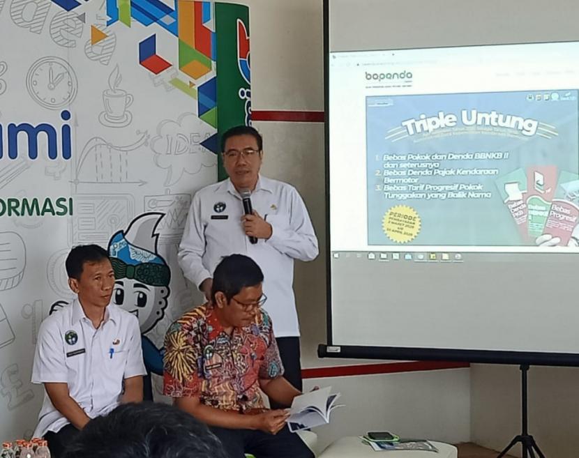 Kepala Badan Pendapatan Daerah (Bapenda) Jabar Hening Widiatmoko sedang menyampaikan Program Triple Untung bagi wajib pajak kendaraan bermotor di Kantor Bapenda Jabar, Kota Bandung, Rabu (11/3).