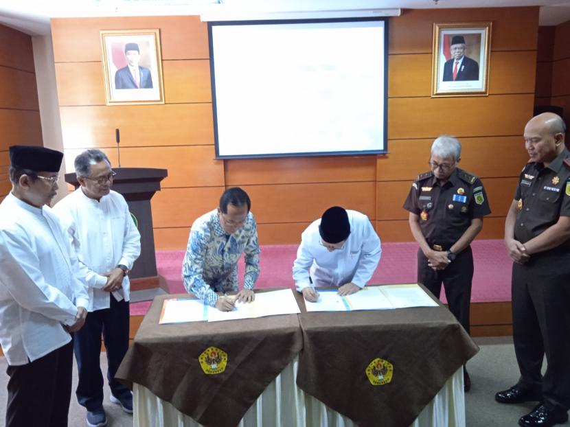Kepala Badan Pendidikan dan Pelatihan Kejagung RI, Tony T Spontana, SH M Hum menandatangani perjanjian kerja sama dengan Pascasarjanan Unpas untuk menyelenggarakan pendidikan S-2 dan S-3 bagi pegawai kejaksaan di Pascasarjana Unpas Lantai 6, Jalan Sumatera 41, Bandung, Jumat (28/7/2023).