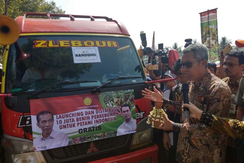 Kepala Badan Penelitian dan Pengembangan Pertanian (Balitbangtan) Kementerian Pertanian Muhammad Syakir melaunching pendistribusian 10 juta benih perkebunan untuk petani Indonesia di Balai Penelitian Tanaman Industri dan Penyegar (Balittri), Sukabumi, Jawa Barat, Senin (24/9).