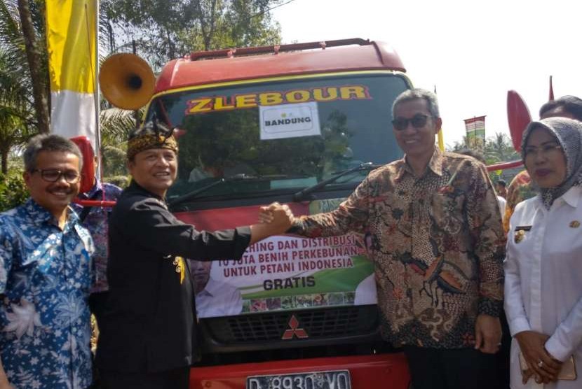 Kepala Badan Penelitian dan Pengembangan Pertanian (Balitbangtan) Kementerian Pertanian Muhammad Syakir melaunching pendistribusian 10 juta benih perkebunan untuk petani Indonesia di Balai Penelitian Tanaman Industri dan Penyegar (Balittri), Sukabumi, Jawa Barat, Senin (24/9).