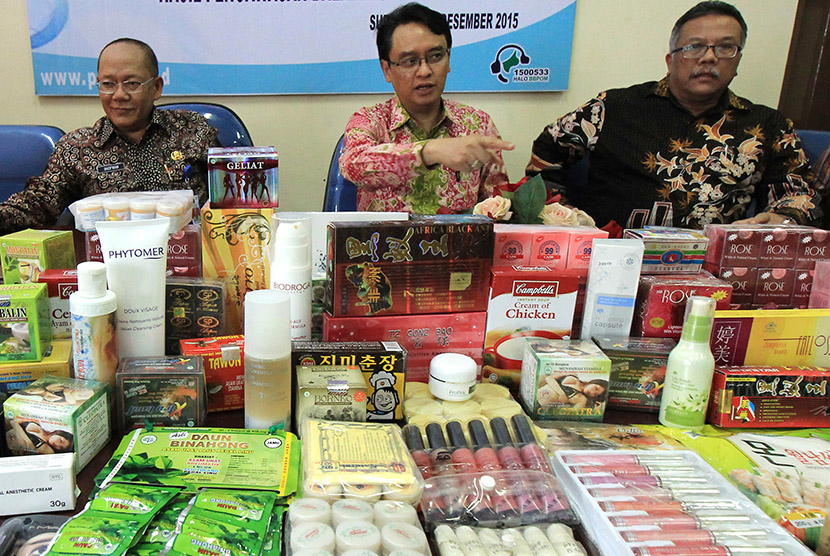 Kepala Badan Pengawas Obat dan Makanan (BPOM) Roy Alexander Sparringa (tengah) menunjukkan produk ilegal saat acara pemusnahan produk obat dan makanan ilegal di Surabaya, Jawa Timur, Jumat (11/12).