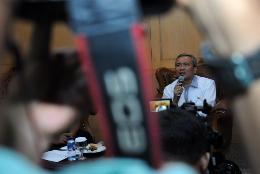 Kepala badan pengkajian MPR RI Bambang Sadono memimpin diskusi dengan tema Penegasan Pancasila Sebagai Sumber Hukum dan Hierarki Sistem Perundang-undangan di ruang Nusantara IV gedung MPR RI, Jakarta, Senin (9/3).  (foto : MgROL_34)