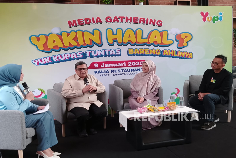 Kepala Badan Penyelenggara Jaminan Produk Halal (BPJPH) Ahmad Haikal Hassan (kedua dari kiri) dalam talk show bertajuk Yakin Halal? Yuk, Kupas Tuntas Bersama Ahlinya, Kamis (9/1/2025).