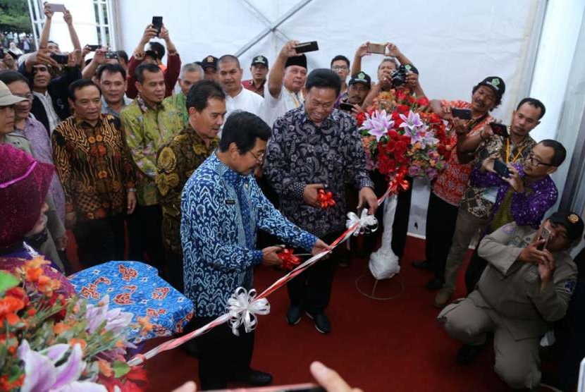 Kepala Badan Penyuluhan dan Pengembangan SDM Kementan Momom Rusmono bersama Wagub Bangka Belitung membuka expo KNTA IV di Tanjung Pinang, Jumat (21/9). Expo KNTA IV termasuk dalam rangkaian kegiatan Rembuk KNTA ke-47.