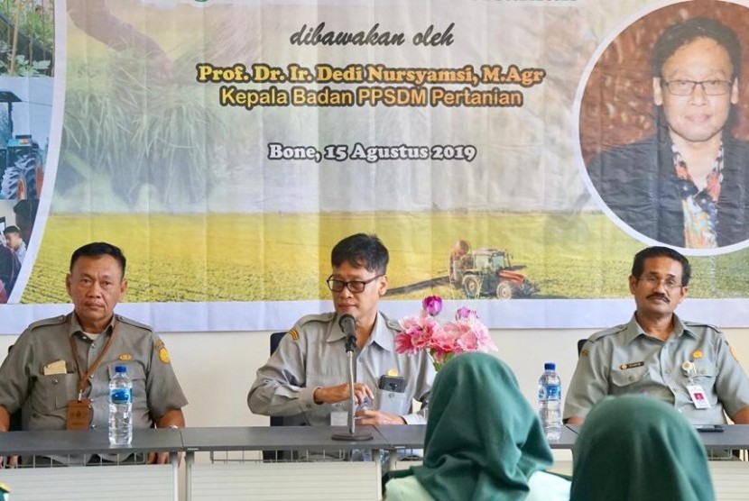 Kepala Badan Penyuluhan dan Pengembangan SDM Pertanian (BPPSDMP) Kementerian Pertanian, Prof Dedi Nursyamsi di depan petani millenial mahasiswa Politeknik Pembangunan Pertanian (Polbangtan) Gowa di Kampus Bone.