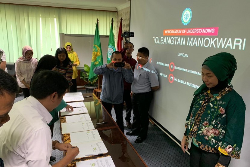  Kepala Badan Penyuluhan dan Pengembangan Sumberdaya Manusia Pertanian (BPPSDMP) Kementan, Momon Rusmono saat menyaksikan penandatanganan Memorandum of Understanding (MoU) dengan enam perusahaan bidang pangan, di Ruang Catur Garta BPPSDMP Gedung D Kementan, Selasa (12/2).