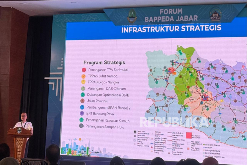  Kepala Badan Perencanaan Pembangunan Daerah (Bappeda) Provinsi Jabar Dr Iendra Sofyan tengah menyampaikan sambutan dalam acara Forum Bappeda Provinsi Jabar di Aula Gedung BPSDM Provinsi Jabar, Cipageran, Kota Cimahi, Rabu (5/2/2025).