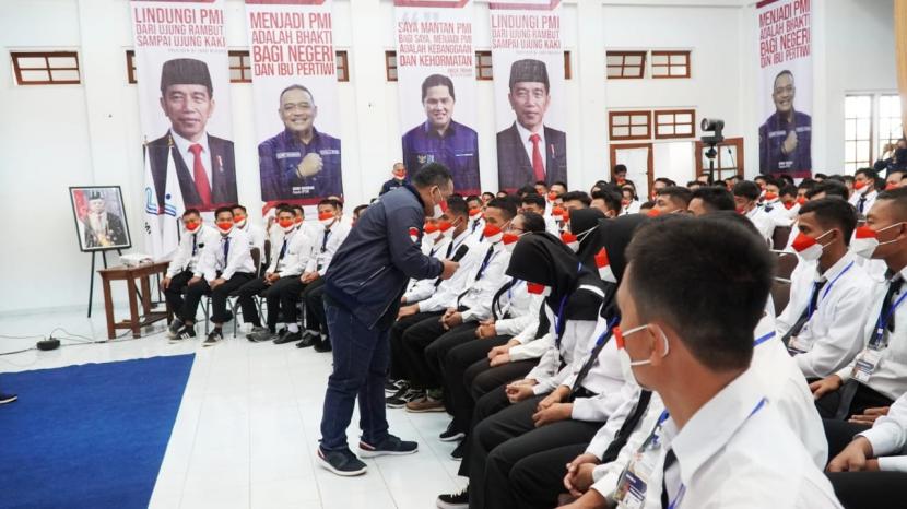 Kepala Badan Perlindungan Pekerja Migran Indonesia (BP2MI) Benny Rhamdani memberikan arahan kepada para calon PMI.