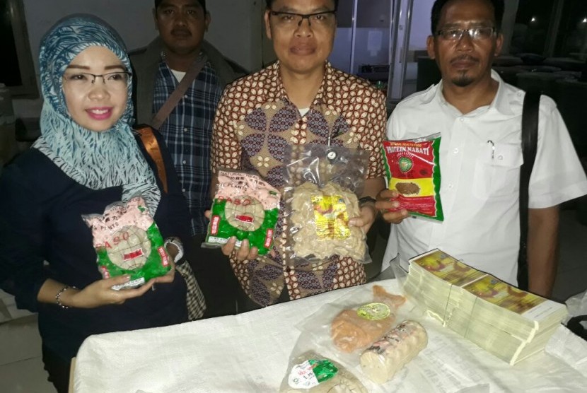 Kepala Badan POM Provinsi Banten (tengah berkacamata), Mohamad Kashuri sedang memperlihatkan produk tanpa izin edar PT. Ruhuey Indonabati saat sidak BPOM di Kelurahan Periuk, Kota Tangerang, Kamis (16/3). 