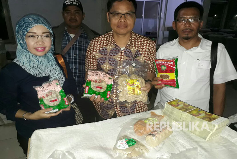 Kepala Badan POM Provinsi Banten (tengah berkacamata), Mohamad Kashuri sedang memperlihatkan produk tanpa izin edar PT. Ruhuey Indonabati saat sidak BPOM di Kelurahan Periuk, Kota Tangerang, Kamis (16/3). 